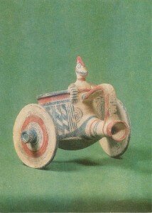 Скульптурная группа возница, стоящий на колеснице. 700-600 годы до н.э. Терракота, красная и черная краски (Никозия, Кипрский музей)